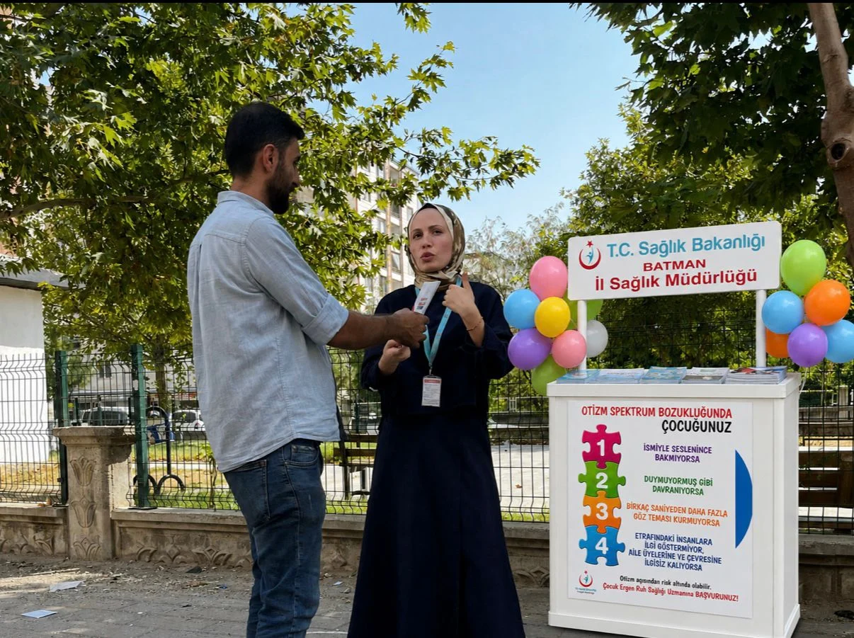 Kozluk'ta çocuk gelişimi ve otizm farkındalığı bilgilendirme standı kuruldu