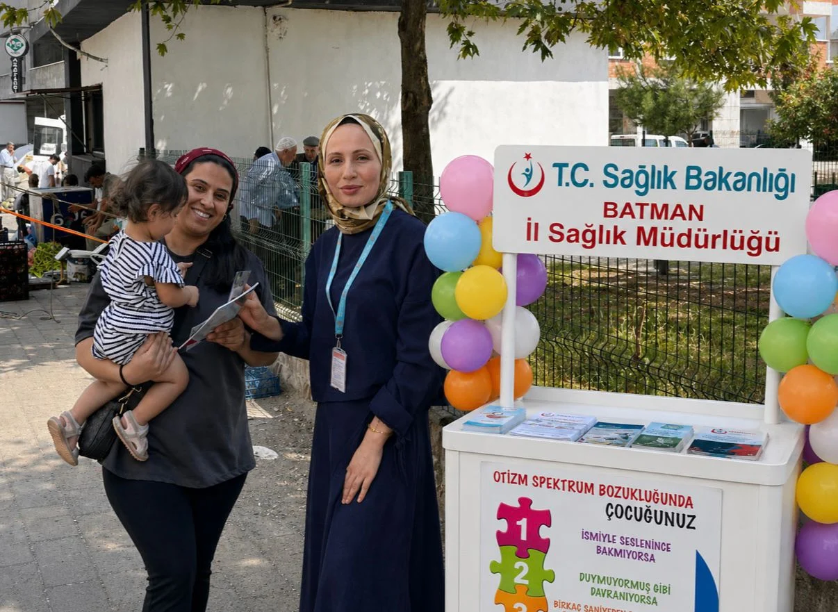 Kozluk'ta çocuk gelişimi ve otizm farkındalığı bilgilendirme standı kuruldu