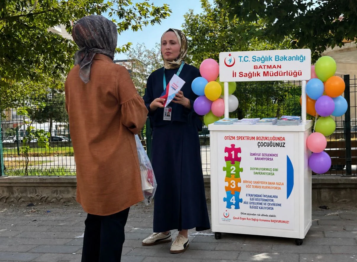 Kozluk'ta çocuk gelişimi ve otizm farkındalığı bilgilendirme standı kuruldu