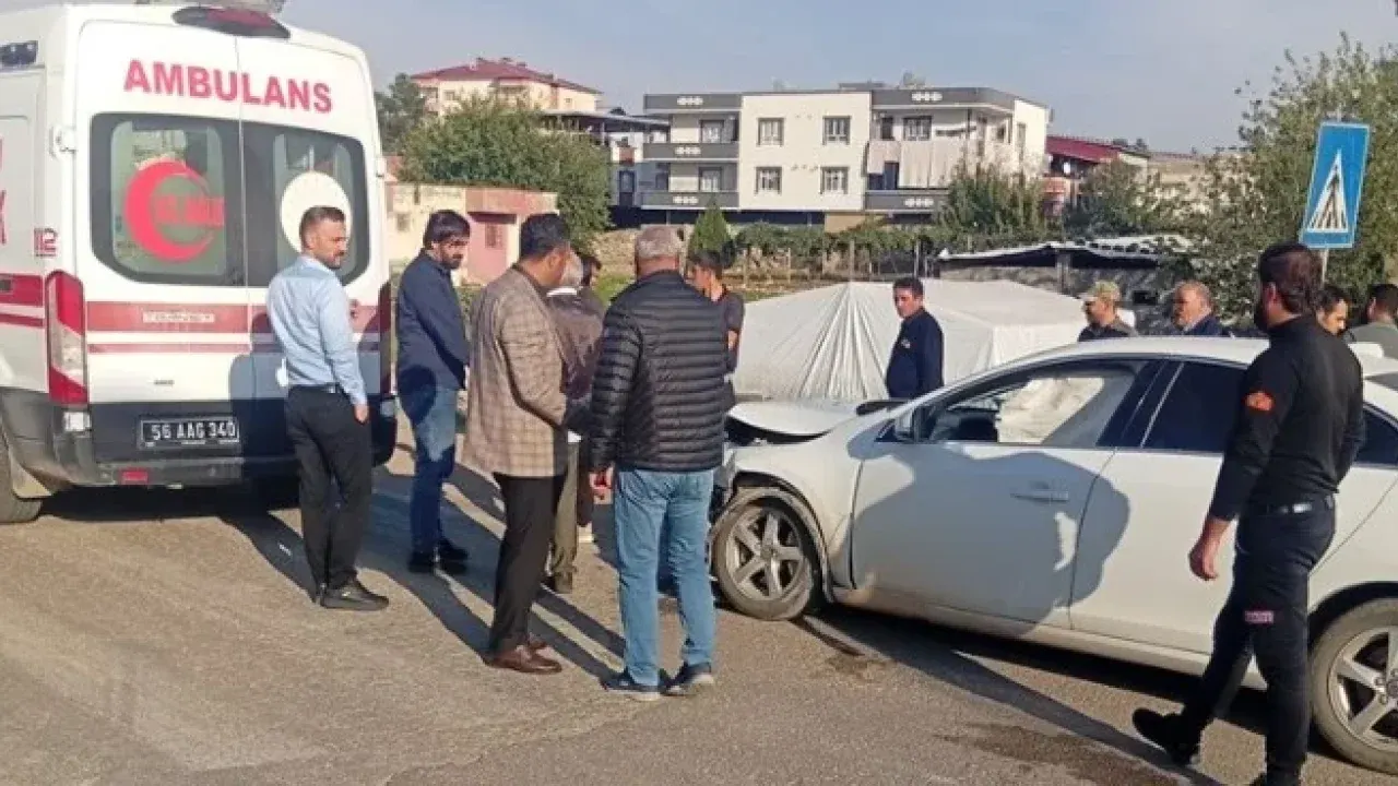 Otomobil ile hafif ticari aracın çarpıştığı kazada 3 kişi yaralandı