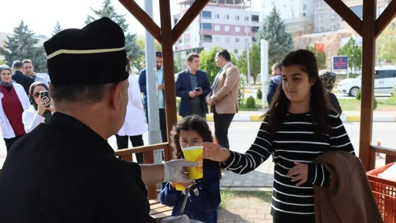 Devlet Hastanesi önünde vatandaşlara çorba ikram ediliyor