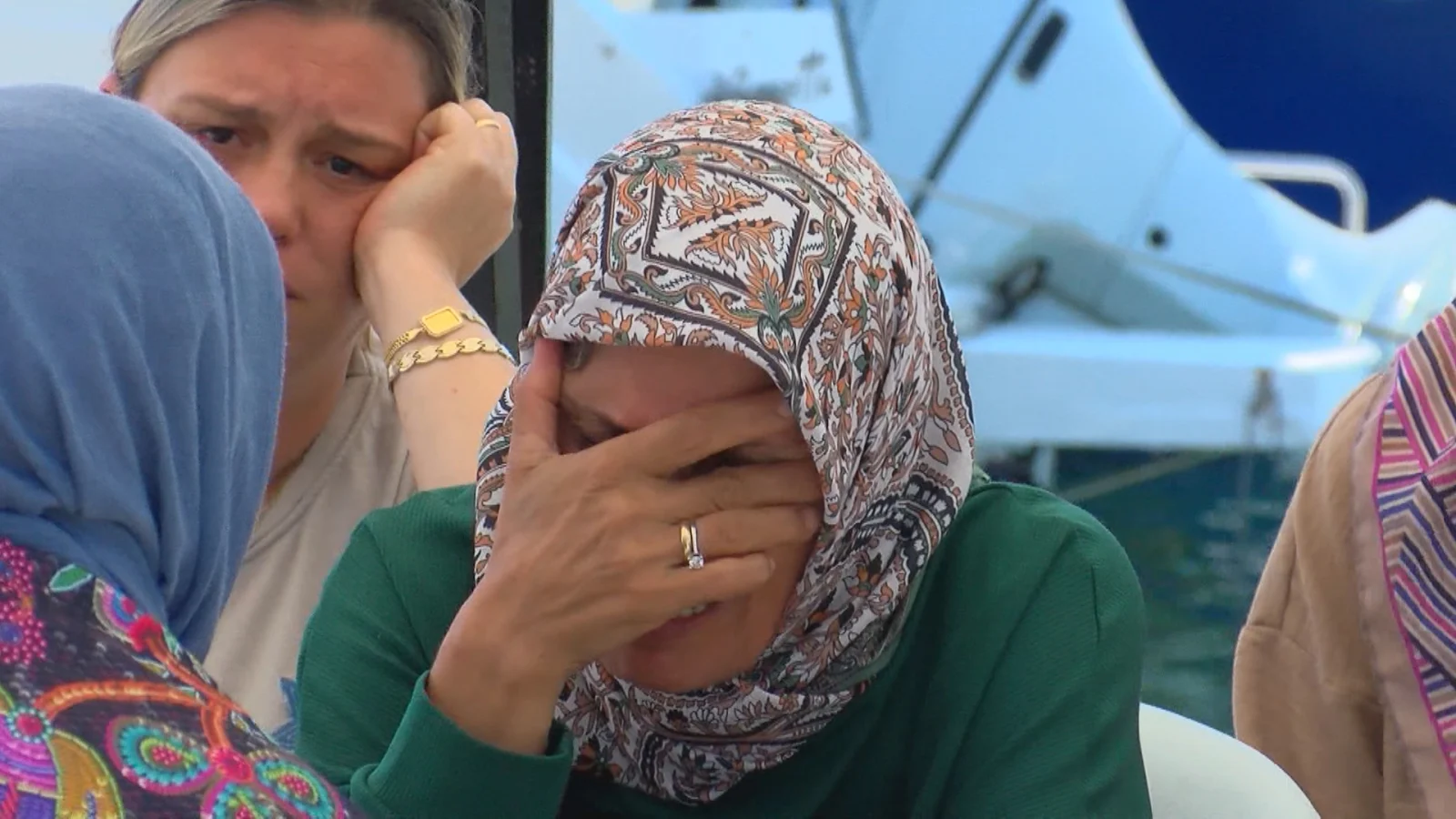 Silivri açıklarında batan gemideki mürettebatın aileleri konuştu; İnşallah o can salının içinde bir yerlerdedirler
