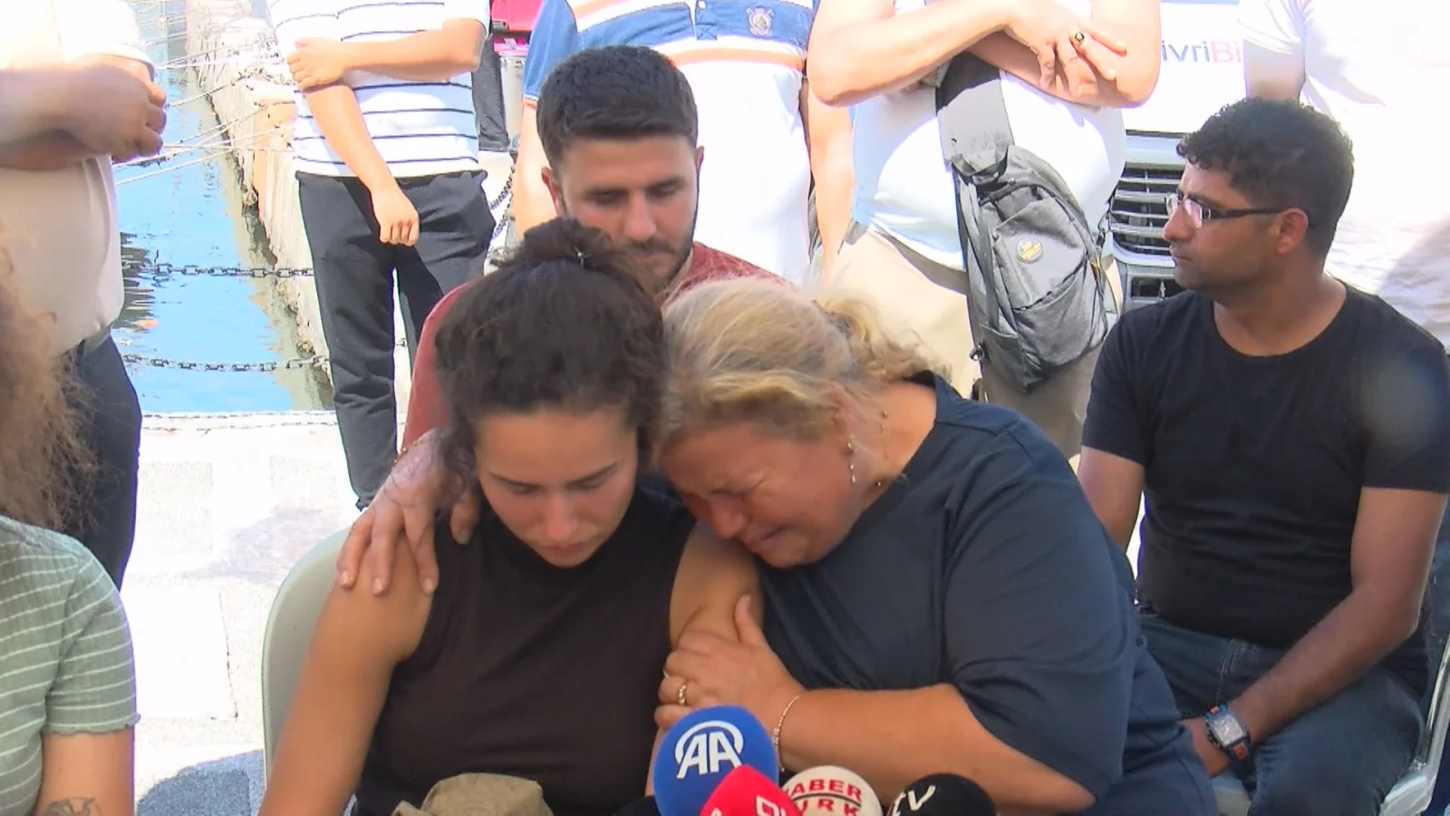 Silivri açıklarında batan gemideki mürettebatın aileleri konuştu; İnşallah o can salının içinde bir yerlerdedirler