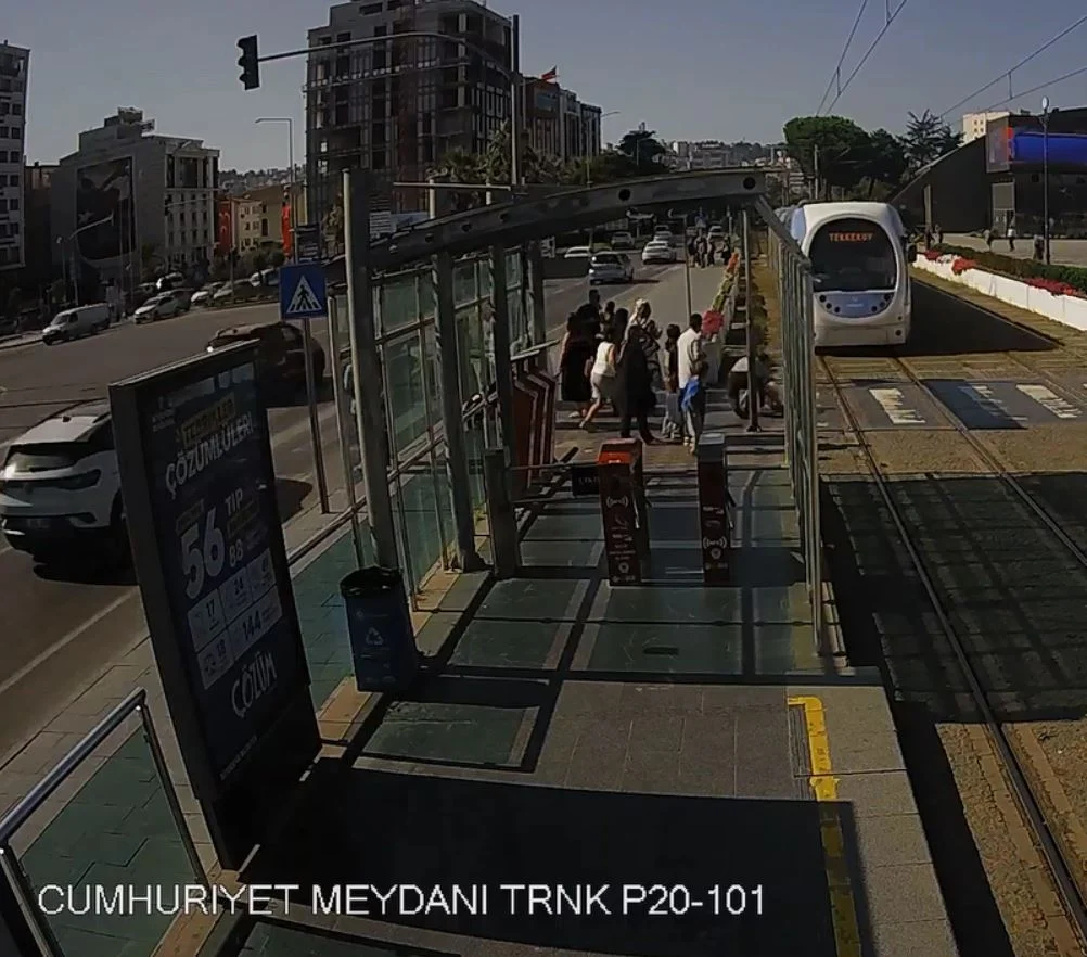 Raylara atlayan küçük kızı tişörtünden çekerek kurtardı