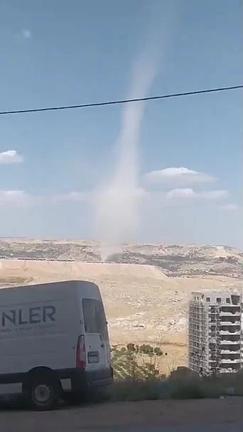 Mardin’de arazide oluşan hortum kamerada