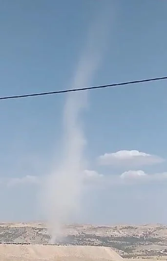 Mardin’de arazide oluşan hortum kamerada