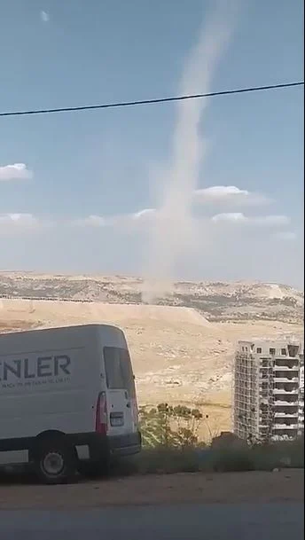 Mardin’de arazide oluşan hortum kamerada