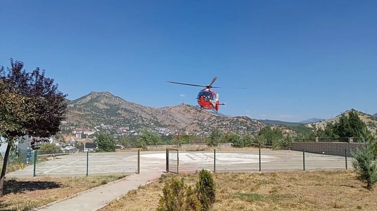 Tunceli’de parmaklarından yaralanan kadın, ambulans helikopterle sevk edildi