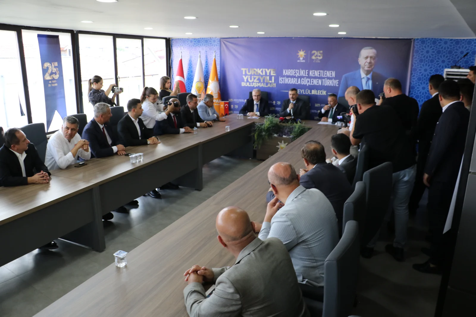 Bakan Çiftçi, Ertuğrul Gazi Türbesi’ni ziyaret etti (2)