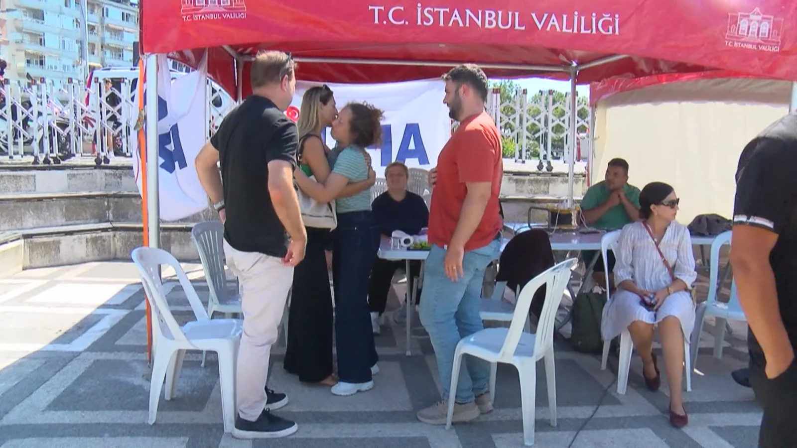 Silivri açıklarında batan gemideki mürettebatın aileleri konuştu; İnşallah o can salının içinde bir yerlerdedirler