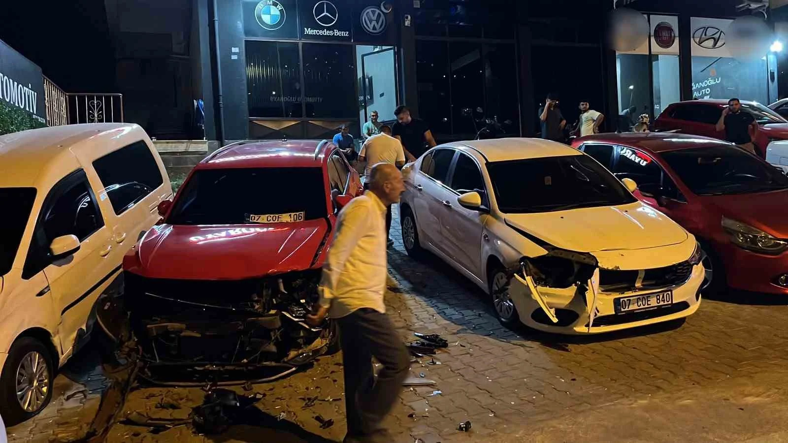 Kontrolden çıkıp savrulan Fiat Tofaş, oto galerideki araçlara çarparak durabildi