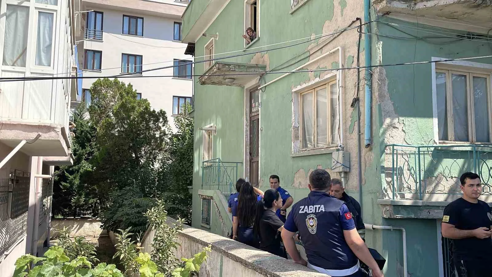 ‘Binadan kötü koku’ ihbarı ekipleri alarma geçirdi, gerçek bambaşka çıktı