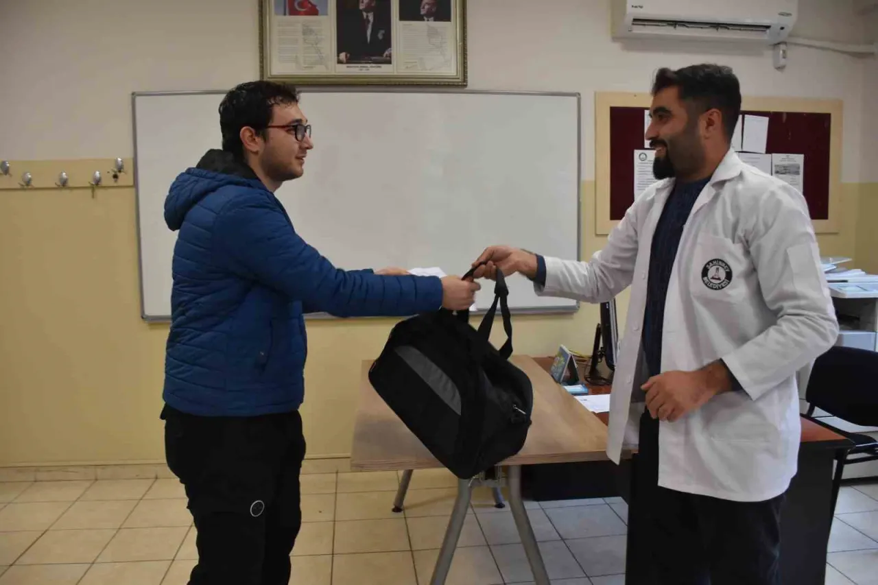 Şahinbey Belediyesinden asker çantalarını teslim alan gençlerin yer aldığı fotoğraf.