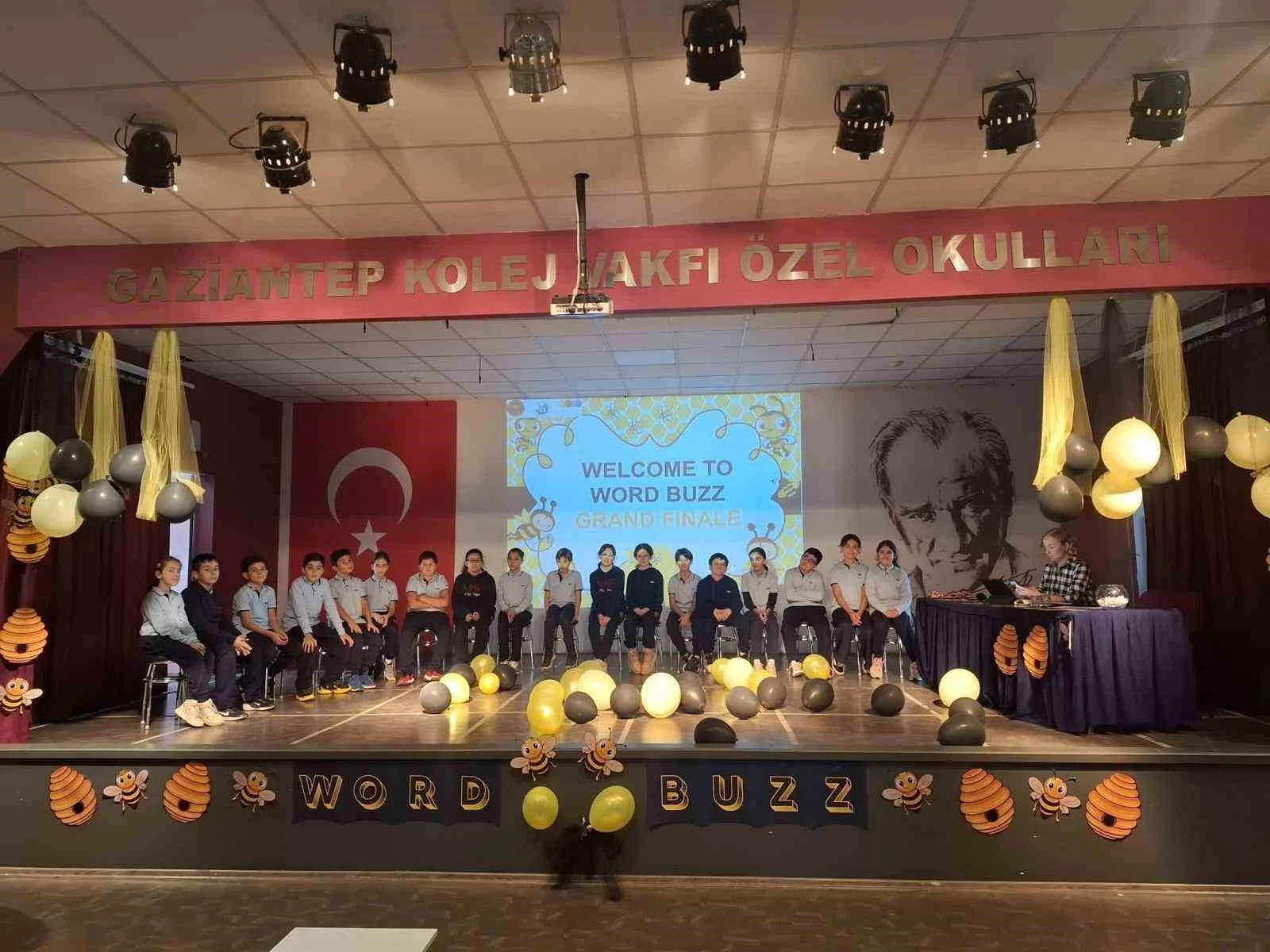 Word Buzz Yarışması’nda İngilizce kelime bilgilerini sergileyen GKV beşinci sınıf öğrencileri