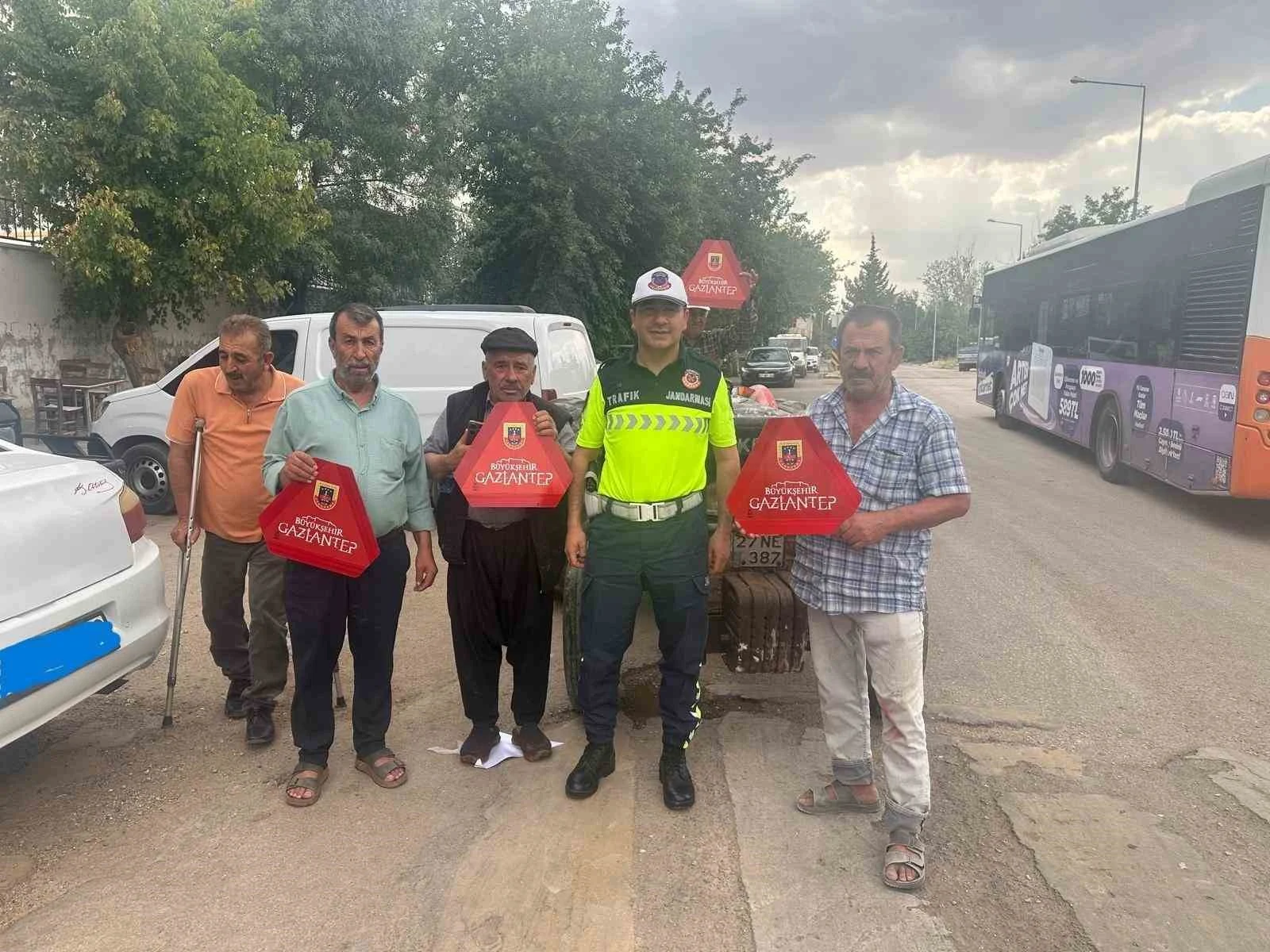 Gaziantep’te traktör sürücülerine eğitim veren jandarma ekipleri ve reflektör dağıtımı