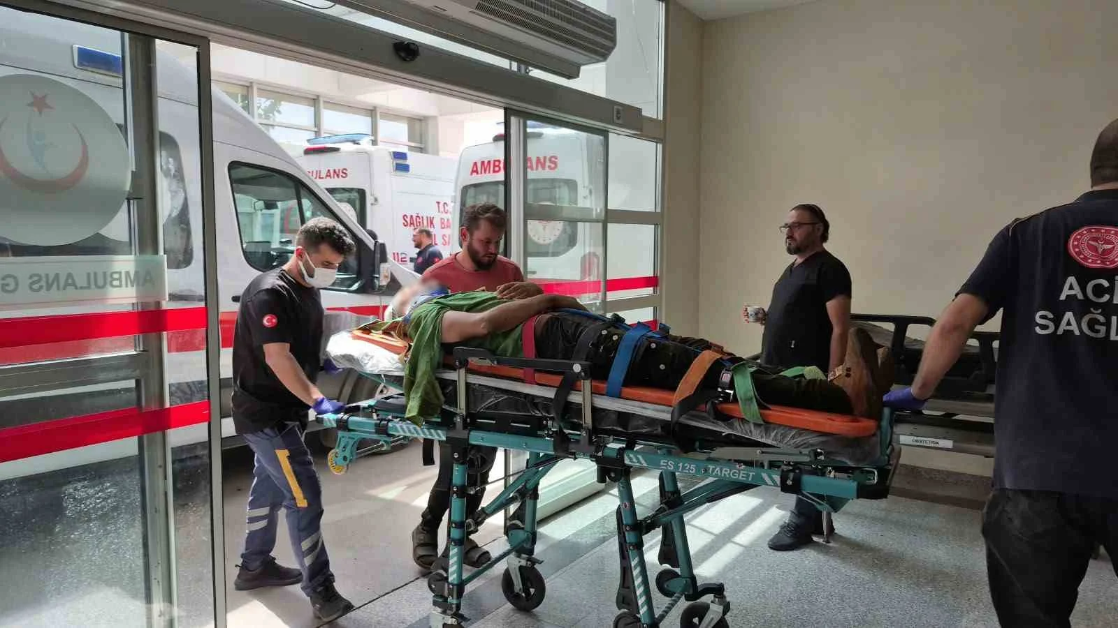 Tütün yüklü römork devrildi: 8 yaralı