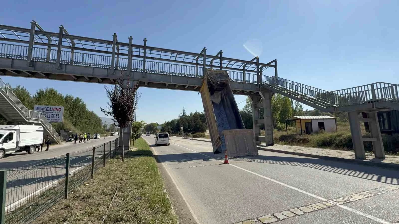 Damperi açık kalan tır üst geçide çarptı: Sürücü yaralandı