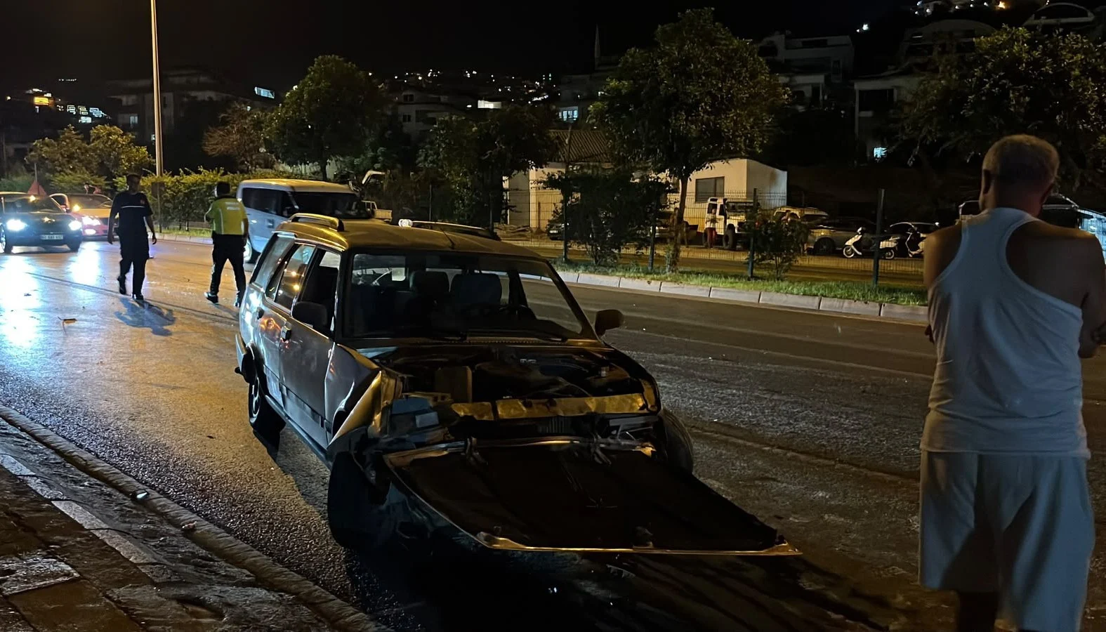 Kontrolden çıkıp savrulan Fiat Tofaş, oto galerideki araçlara çarparak durabildi