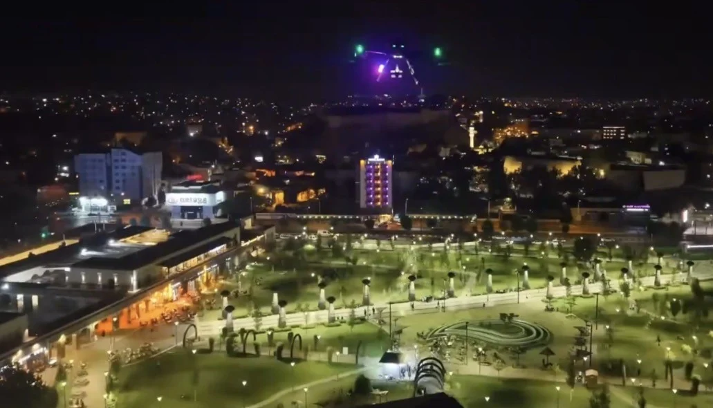 Gaziantep’te güvenlik denetimi yapan polis dronlarını ve görevli ekipleri gösteren fotoğraf.
