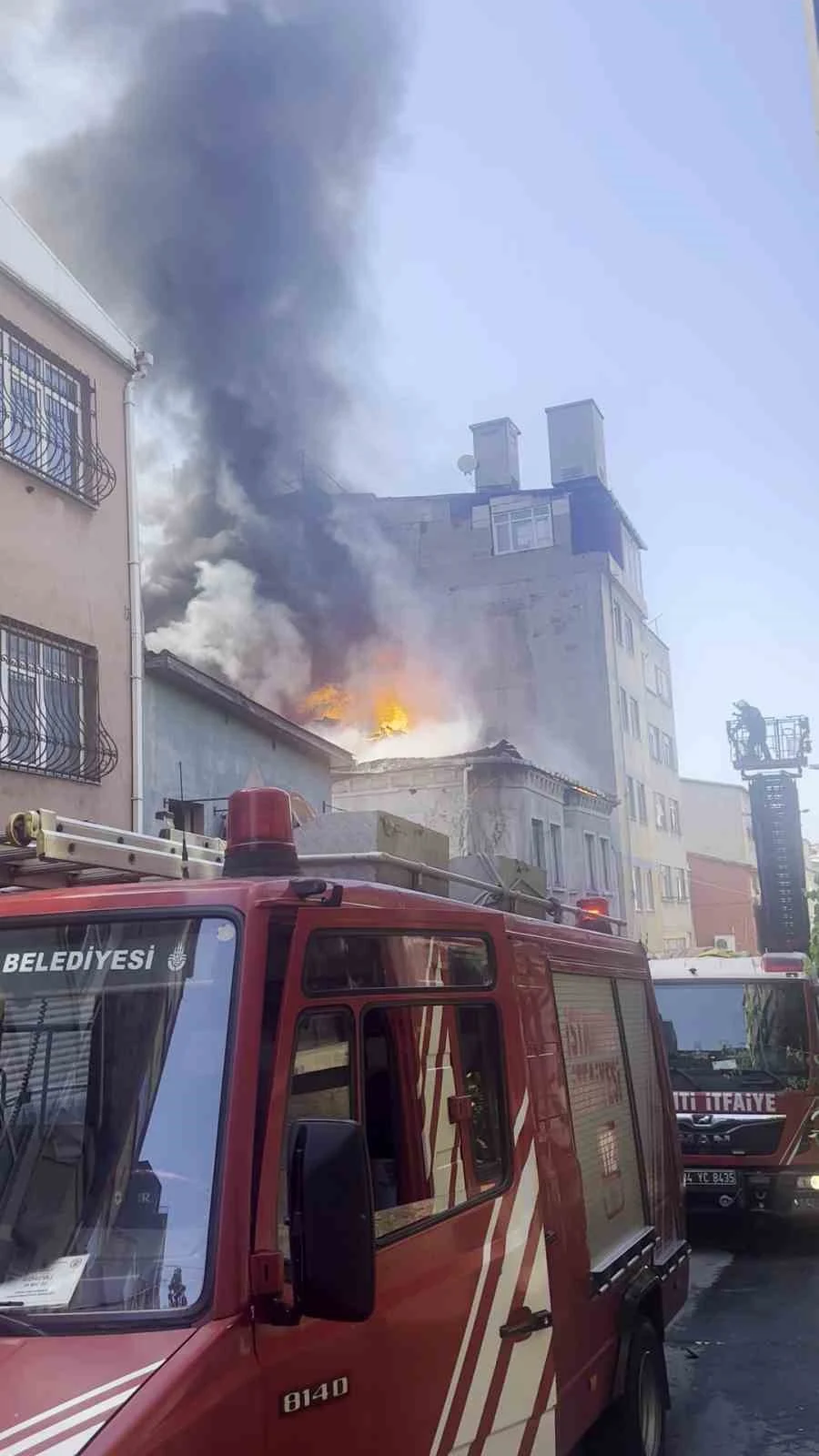 Beyoğlu Bülbül Mahallesi’nde bulunan 2 katlı bir iş yerinde henüz belirlenemeyen nedenle yangın çıktı. İhbar üzerine bölgeye çok sayıda itfaiye ekibi sevk edildi. Ekiplerin yangına müdahalesi sürüyor.