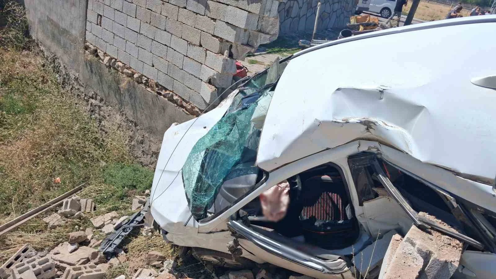 Ağrı’da iki aracın karıştığı feci kazada 4 kişi yaralandı