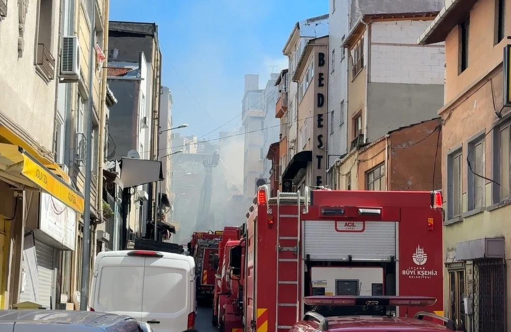 Beyoğlu’nda iki katlı iş yerinde çıkan yangın söndürüldü