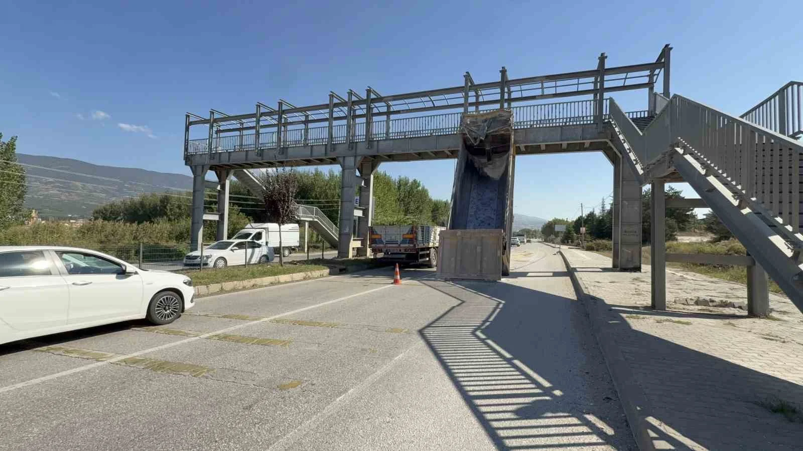 Damperi açık kalan tır üst geçide çarptı: Sürücü yaralandı