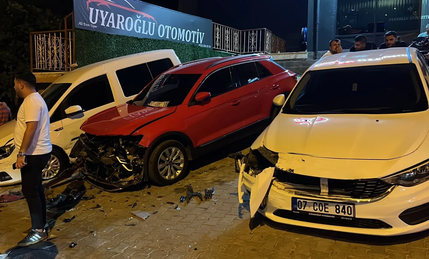 Kontrolden çıkıp savrulan Fiat Tofaş, oto galerideki araçlara çarparak durabildi