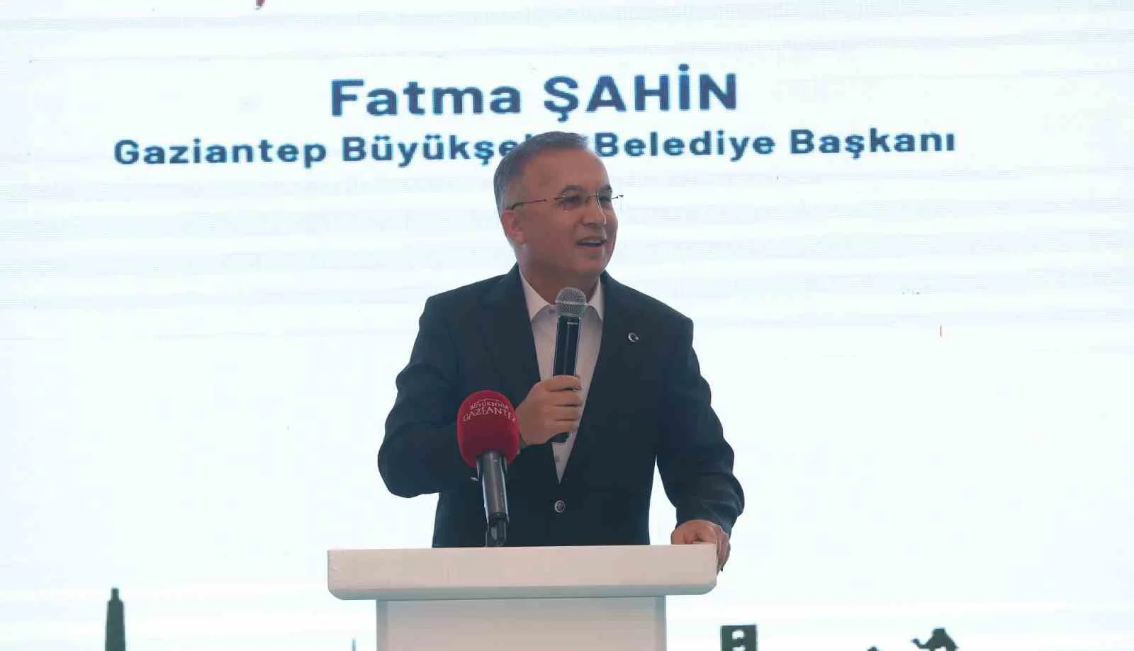 Gaziantep’teki Muhtarlar Günü programında Fatma Şahin ile muhtarların buluşmasını gösteren fotoğraf.