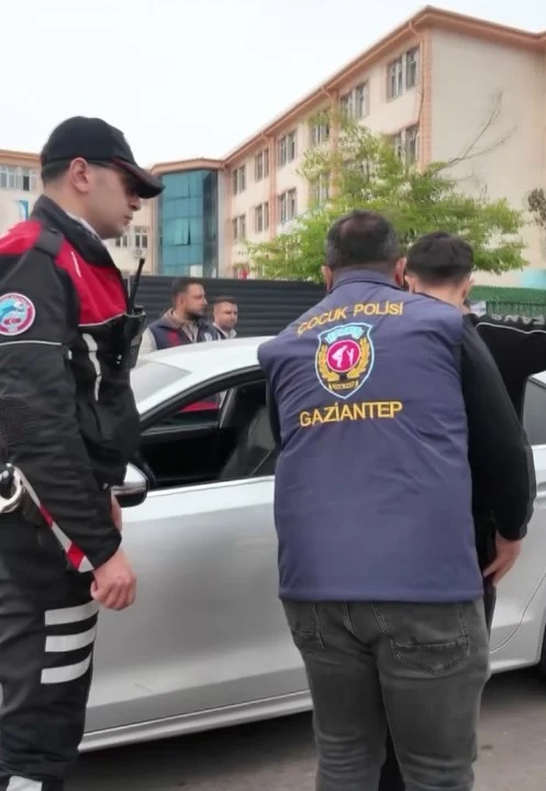 Gaziantep'te okul çevresinde denetim yapan polis ekipleri