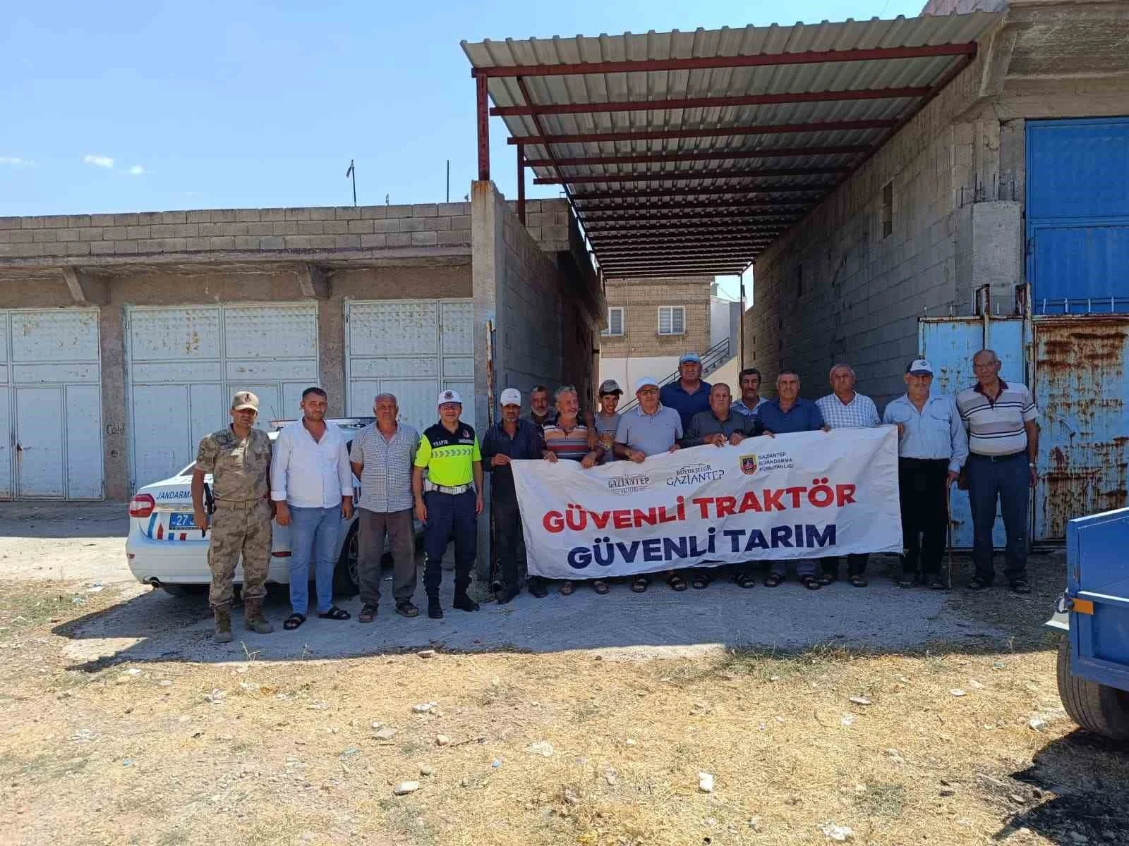 Gaziantep’te traktör sürücülerine eğitim veren jandarma ekipleri ve reflektör dağıtımı