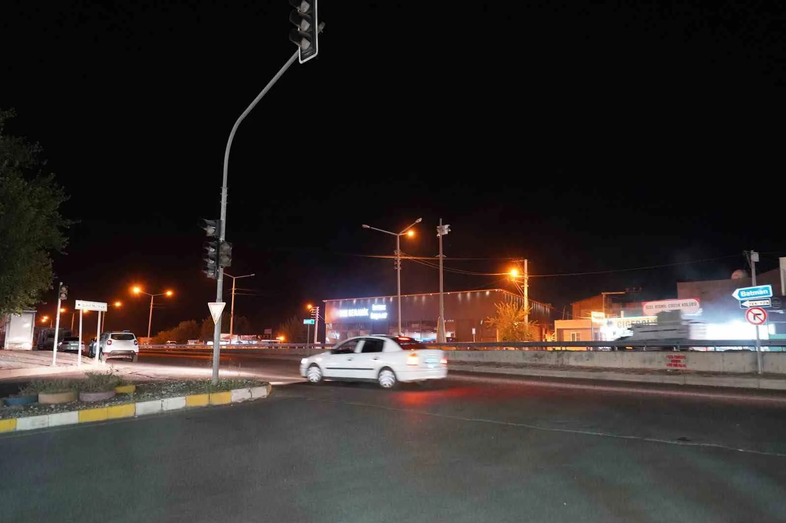 Diyarbakır’da yolun karşısına geçen çocuk, otomobil çarpması soncu hayatını kaybetti
