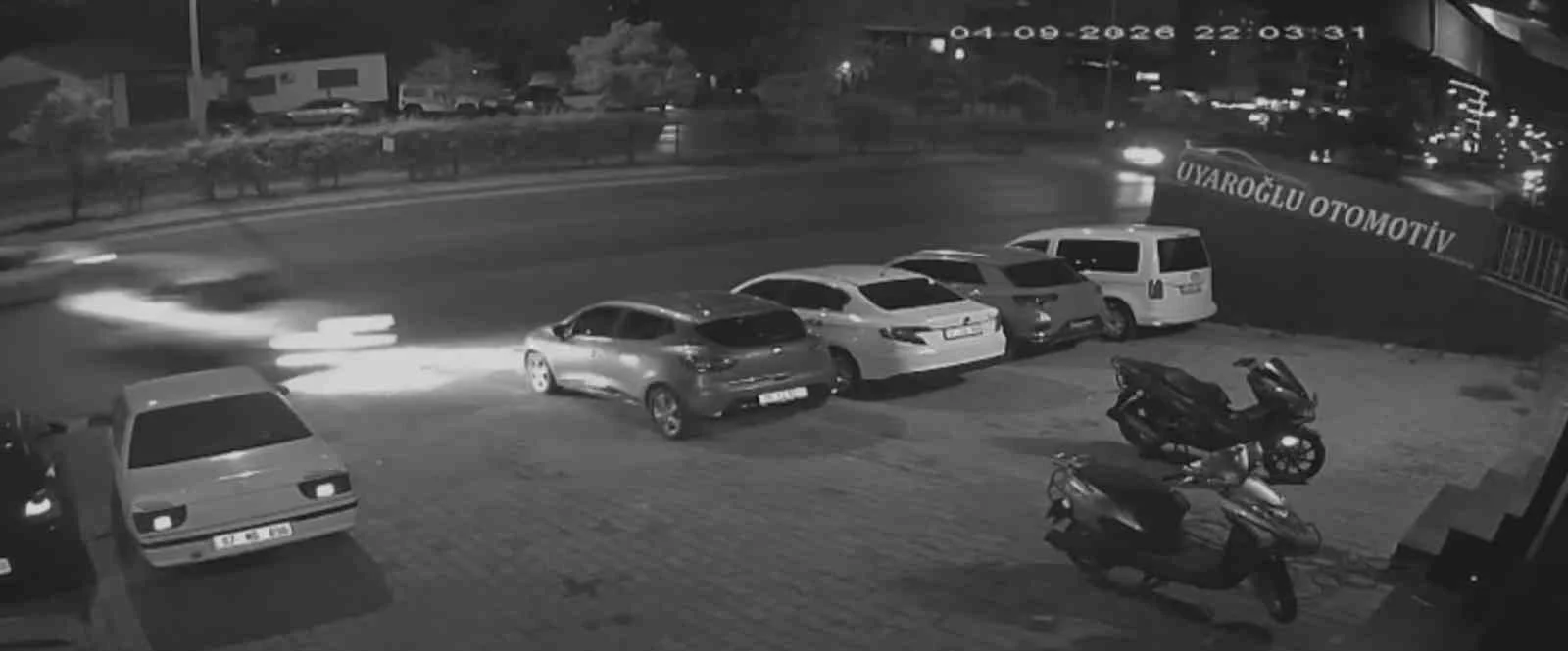 Kontrolden çıkıp savrulan Fiat Tofaş, oto galerideki araçlara çarparak durabildi