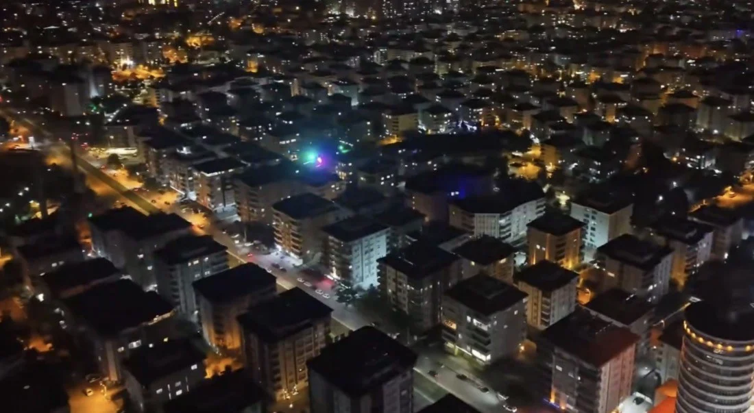 Gaziantep’te güvenlik denetimi yapan polis dronlarını ve görevli ekipleri gösteren fotoğraf.