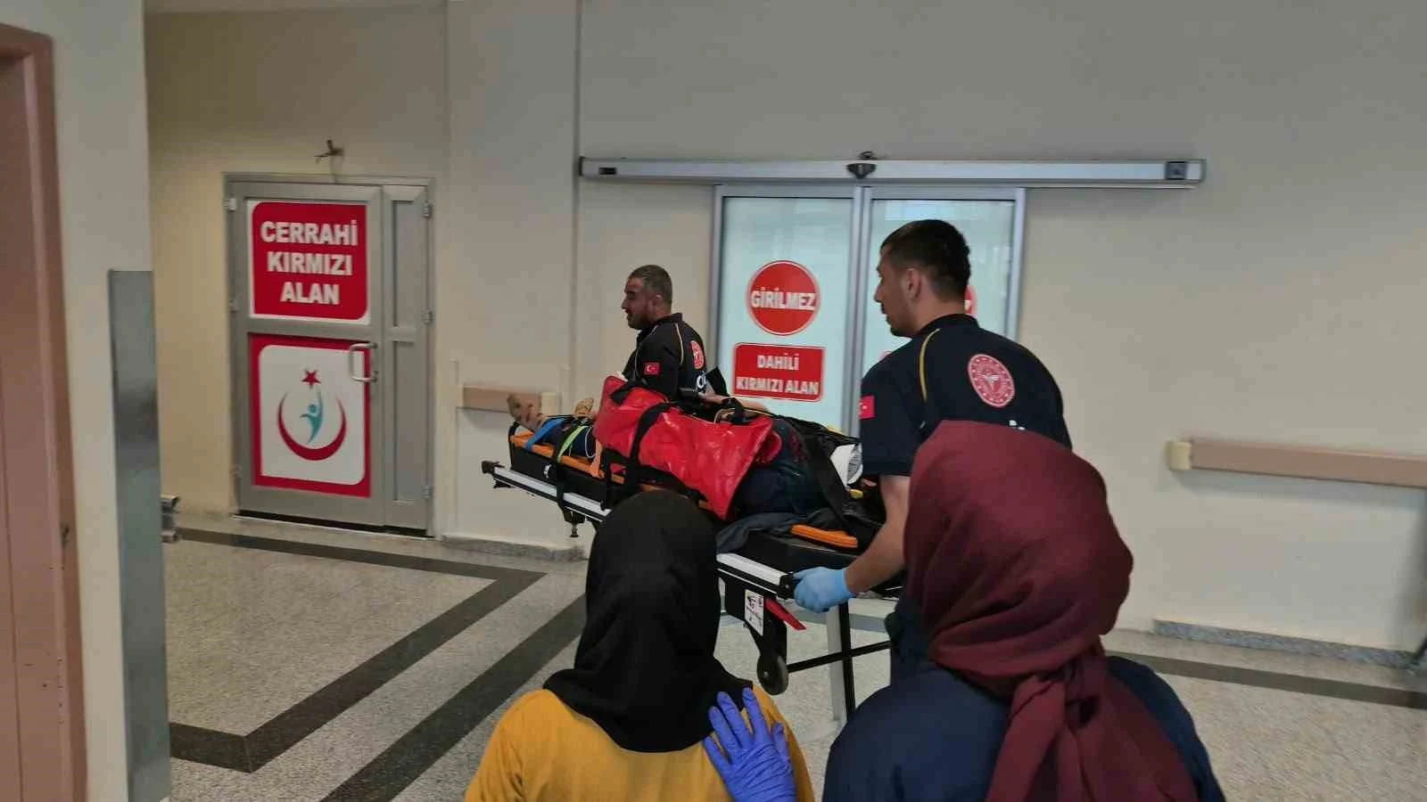 Tütün yüklü römork devrildi: 8 yaralı