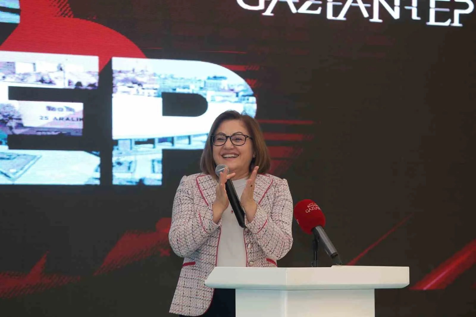 Gaziantep’teki Muhtarlar Günü programında Fatma Şahin ile muhtarların buluşmasını gösteren fotoğraf.
