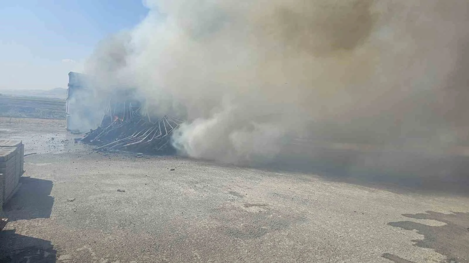 Mardin’de tarla yangını parke taşı imalathanesine sıçradı