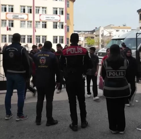 Gaziantep'te okul çevresinde denetim yapan polis ekipleri