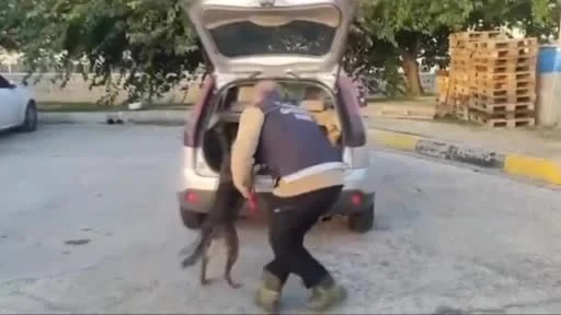 Narkotik köpeğinin aradığı araçta kutuya gizlenmiş metamfetamin bulundu
