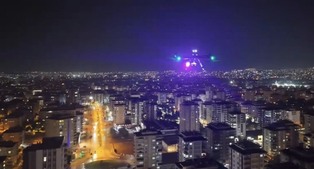 Gaziantep’te güvenlik denetimi yapan polis dronlarını ve görevli ekipleri gösteren fotoğraf.