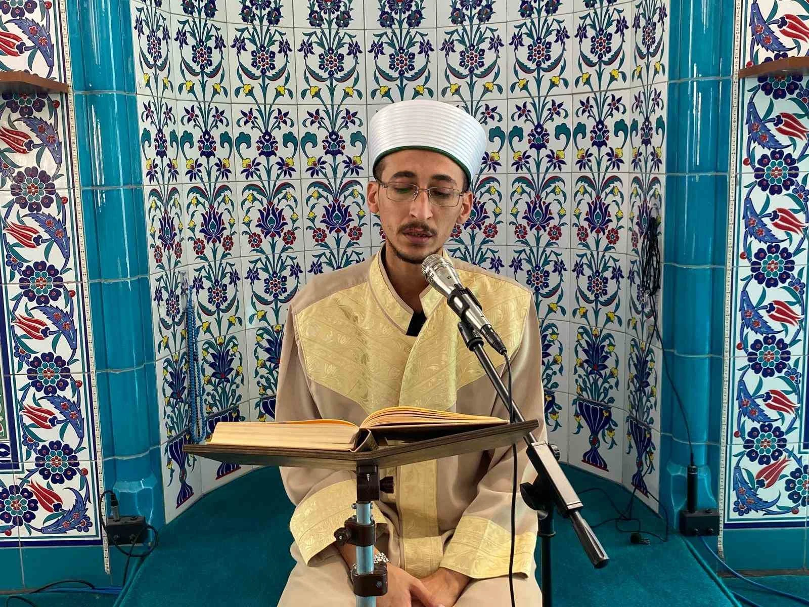 Konuşurken kekeleyen vekil imam hatip, Kur’an-ı Kerim’i ve duaları takılmadan okuyor