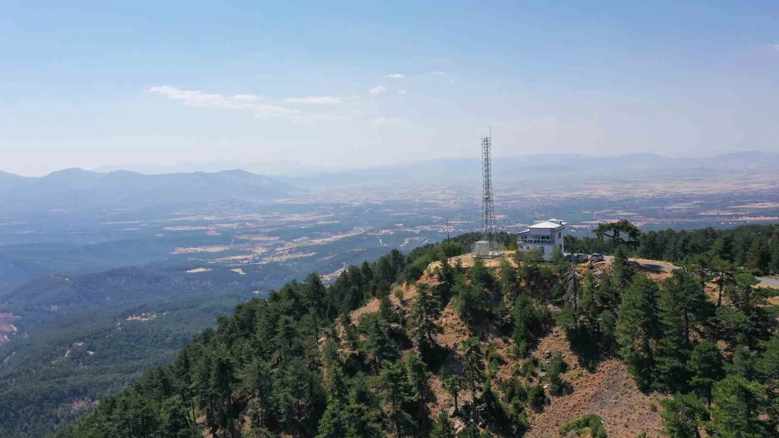 Denizli’nin yeşil örtüsü yangınlara karşı teknolojik ekipmanlarla gözetleniyor