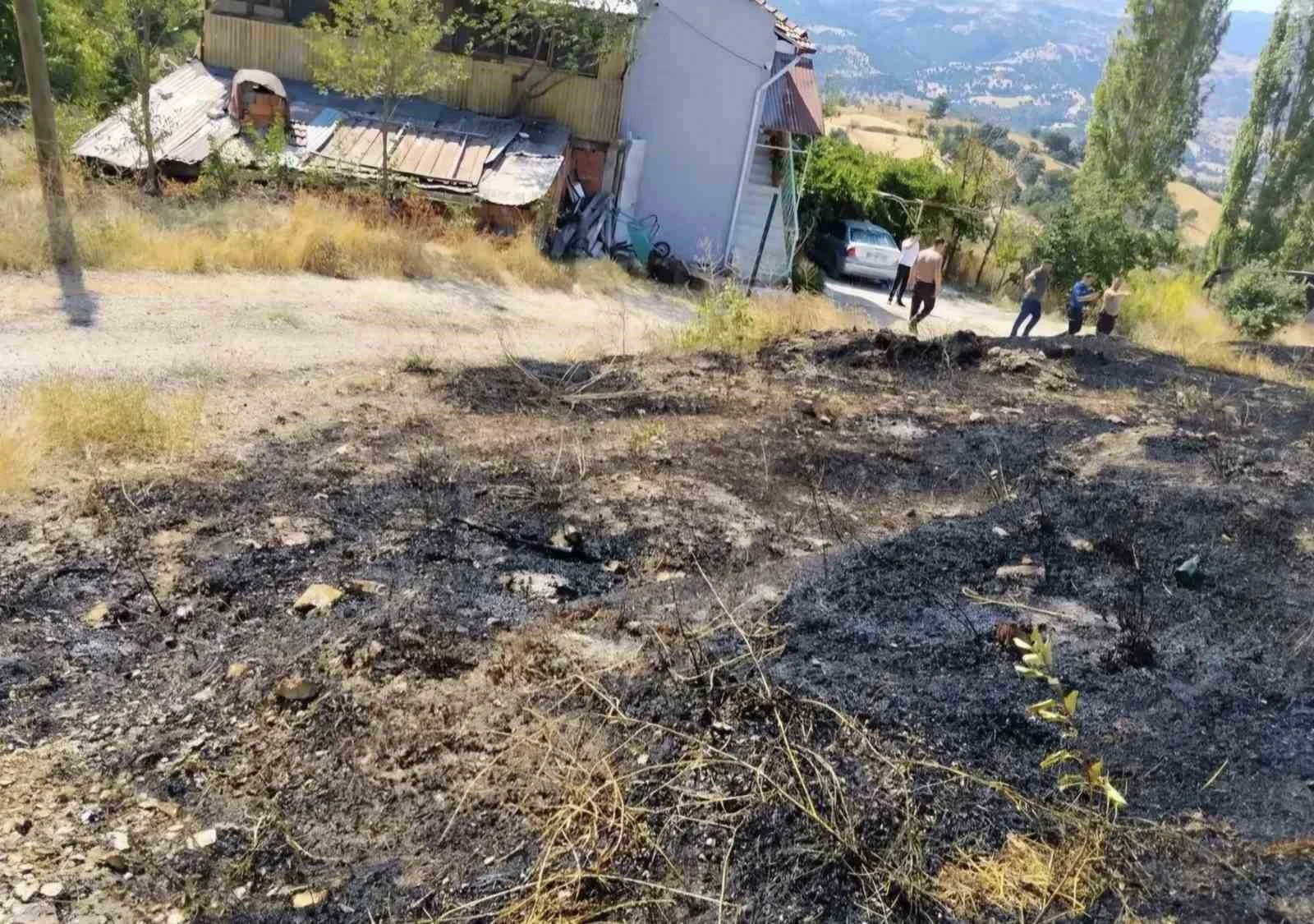 Emet’te ot yangını büyümeden söndürüldü