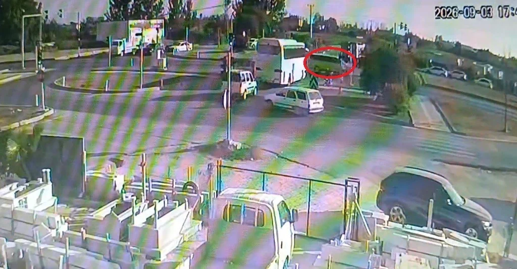 Kırmızı ışık ihlali yapan ticari taksiyle motosiklet çapıştı: 1 yaralı