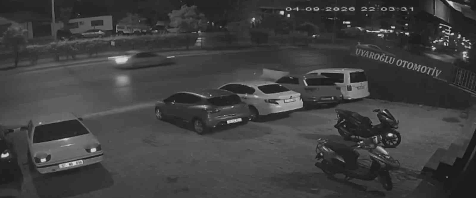 Kontrolden çıkıp savrulan Fiat Tofaş, oto galerideki araçlara çarparak durabildi