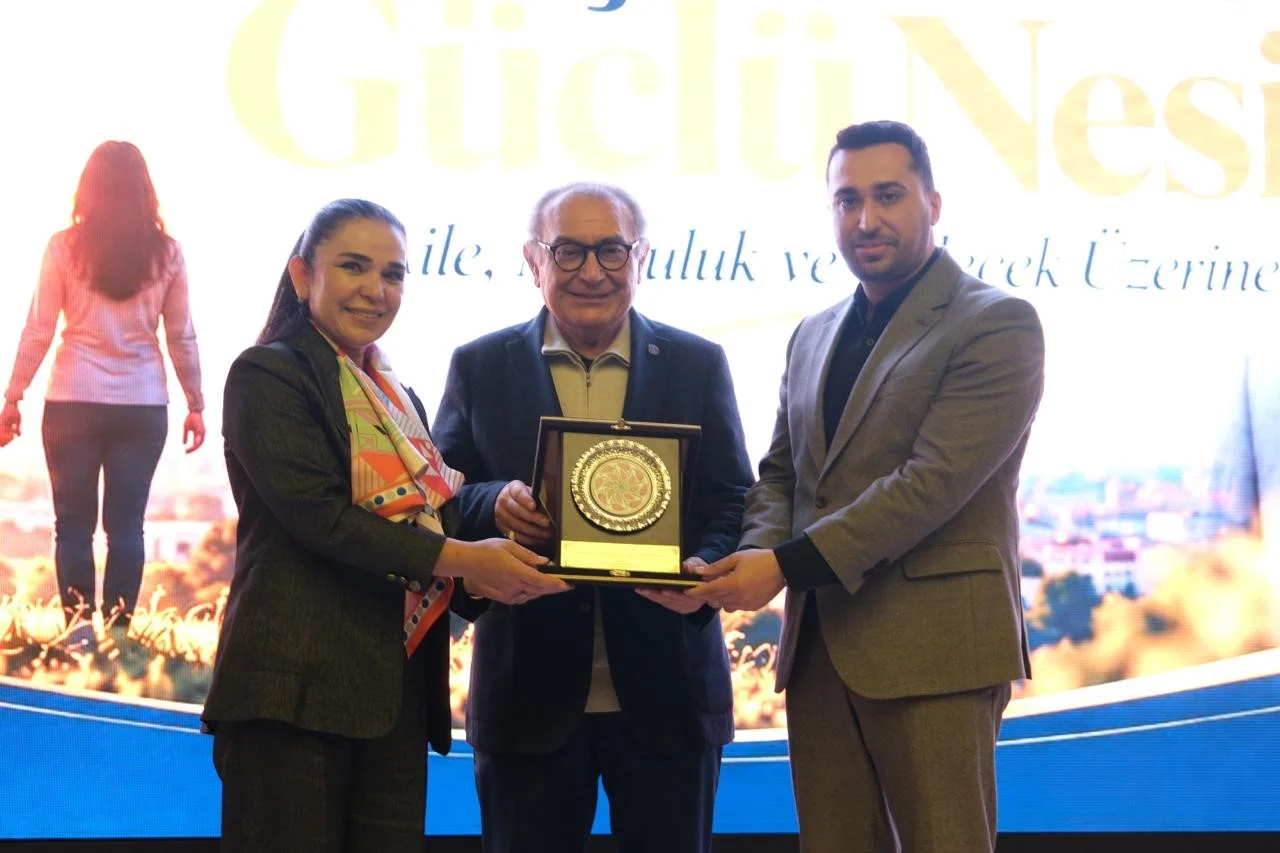 MÜSİAD Gaziantep Şubesi'ndeki aile temalı programdan Nevzat Tarhan ve katılımcıların yer aldığı etkinlik fotoğrafı