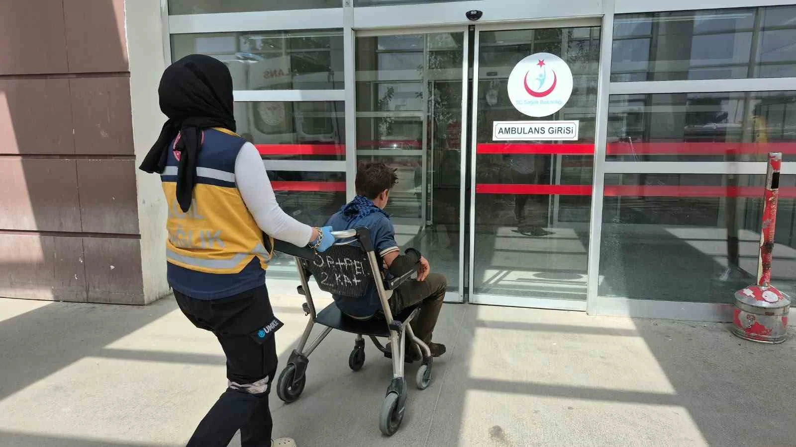 Tütün yüklü römork devrildi: 8 yaralı