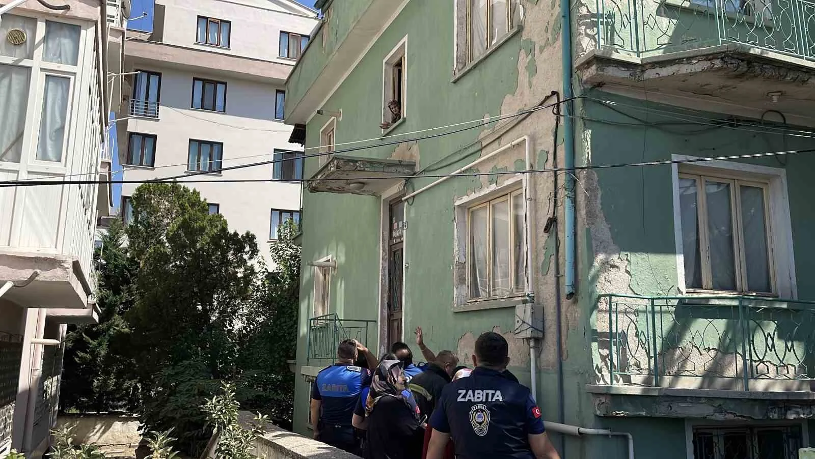 ‘Binadan kötü koku’ ihbarı ekipleri alarma geçirdi, gerçek bambaşka çıktı