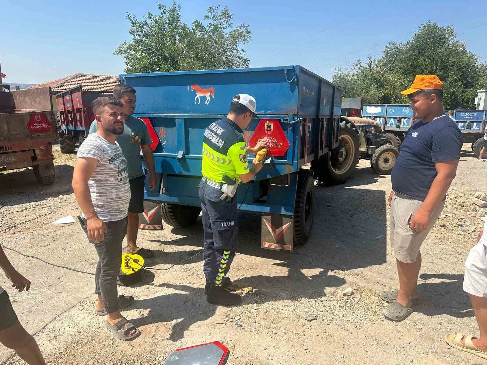 Gaziantep’te traktör sürücülerine eğitim veren jandarma ekipleri ve reflektör dağıtımı