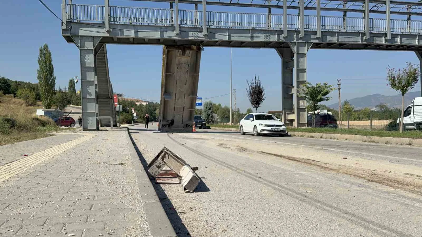 Damperi açık kalan tır üst geçide çarptı: Sürücü yaralandı